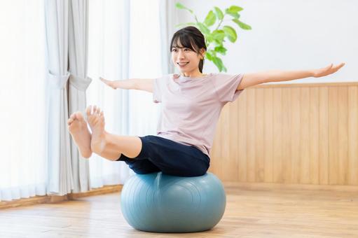 バランスボールでエクササイズをする女性 女性,美容,健康の写真素材