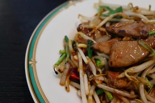 中華料理店のニラレバ炒め 中華料理店のニラレバ炒め 背景,ニラ,レバーの写真素材