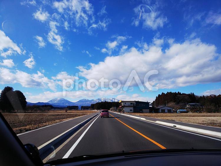 青い青い空、どこまでも☀️✨✨ 道,助手席,ドライブの写真素材