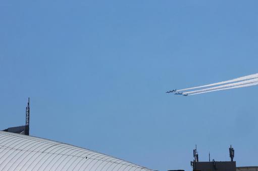 サンポート高松上空のブルーインパルス サンポート高松上空のブルーインパルス ブルーインパルス,航空自衛隊,航空機の写真素材