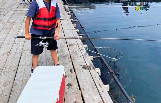 魚釣りをする男子小学生 魚釣りをする男子小学生 魚釣り,小学生,男子の写真素材