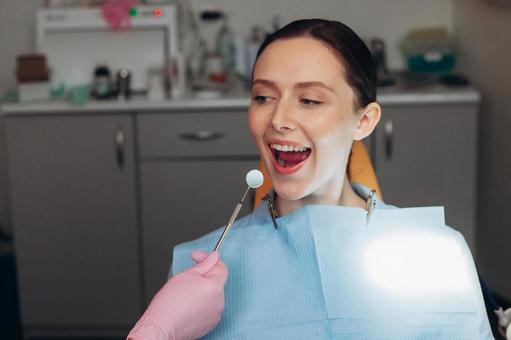口を開ける女性 口を開ける女性 手元,女性,笑顔の写真素材