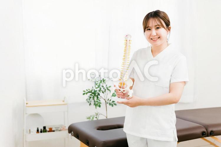 整体師のアジア人女性（整骨） 整骨,整体,接骨の写真素材