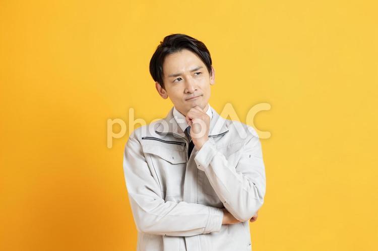 考え事をする男性作業員 イケメン,ハンサム,プロフィール写真の写真素材