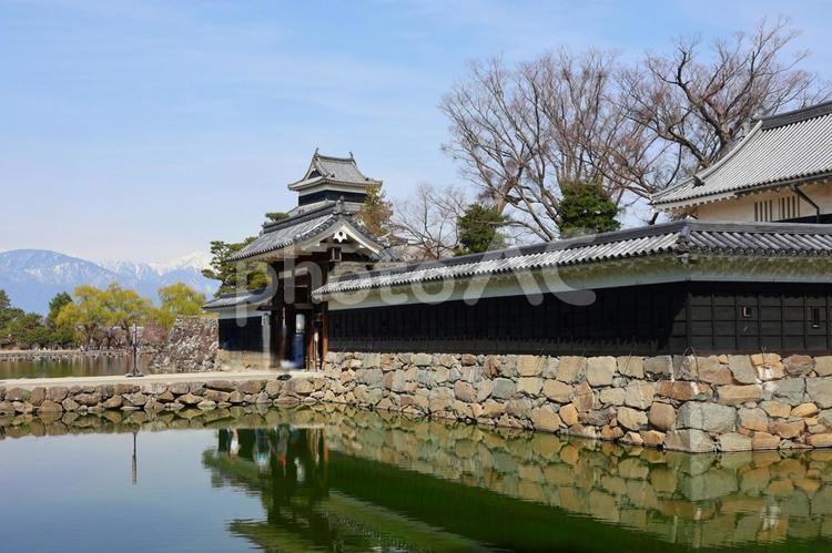 ４月上旬の国宝松本城と濠と常念岳 背景,国宝,松本城の写真素材