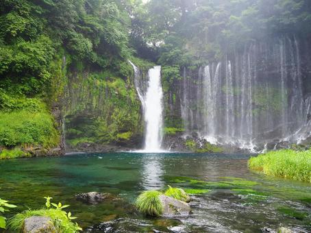 緑に囲まれた滝の風景 緑に囲まれた滝の風景の写真