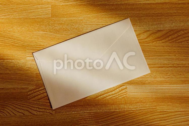 机に置かれた黄色の封筒 封筒,手紙,レターの写真素材