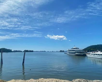 松島湾の遊覧船と青空 松島,松島湾,宮城の写真素材