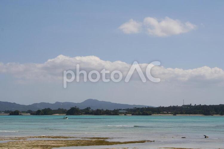 沖縄の海岸沖縄の白い砂浜と青空 ビーチ,沖縄,海岸の写真素材