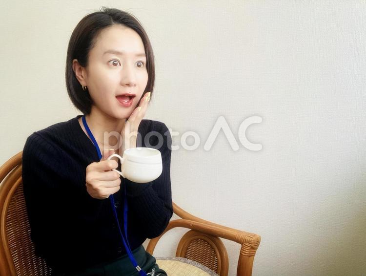 雑談をしながら驚く社会人女性 マグカップ,飲み物,女性の写真素材