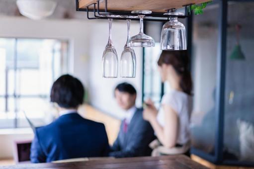 レストランで働くスタッフの女性 レストランで働くスタッフの女性の写真