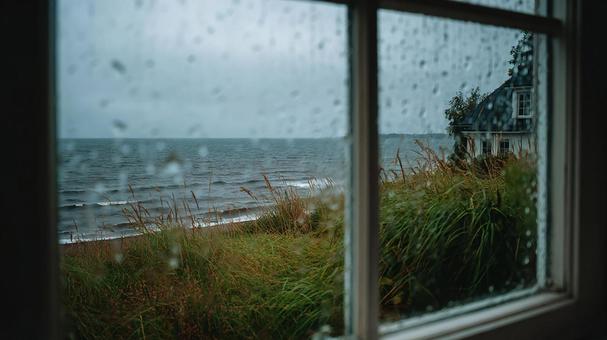 窓枠越しの幻想的な海の写真