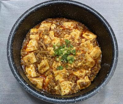 鍋に入った麻婆豆腐 鍋に入った麻婆豆腐の写真