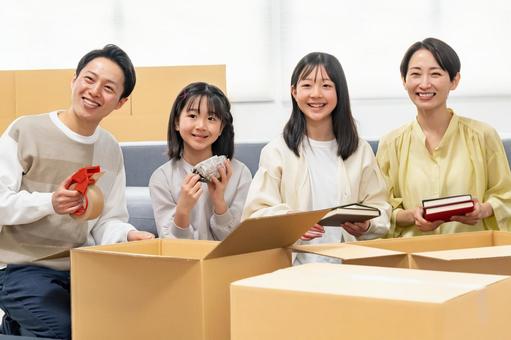 ダンボールに物を入れる家族 ダンボールに物を入れる家族 家族,引っ越し,引越しの写真素材