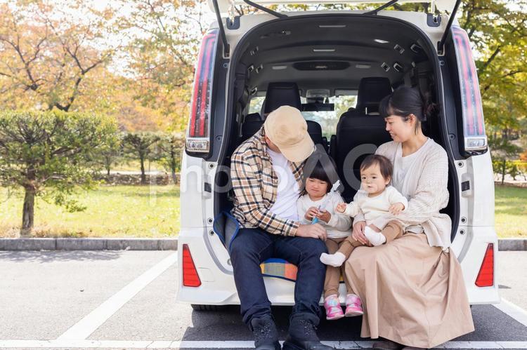ドライブ・お出かけ・旅行する家族 家族旅行,車,ドライブの写真素材