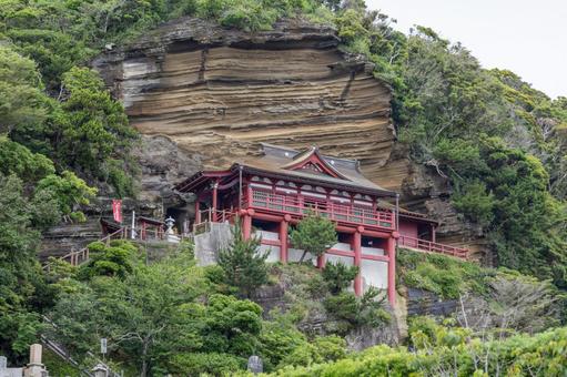 崖にへばりつく赤いお寺 崖にへばりつく赤いお寺 崖観音,崖,赤いの写真素材