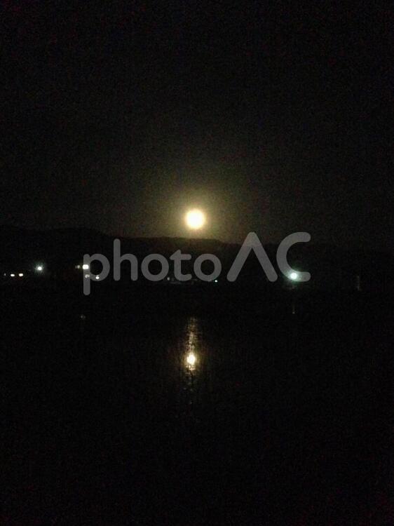 夜の月と田圃の風景 月,田圃,映るの写真素材