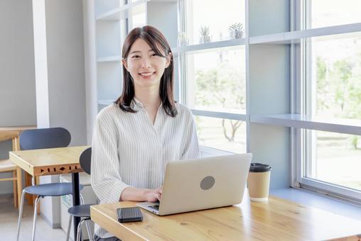 シェアオフィスで働く女性 シェアオフィスで働く女性 カフェ,女性,ビジネスウーマンの写真素材