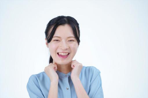 女性が両手を合わせて笑顔 女性,笑顔,笑うの写真素材