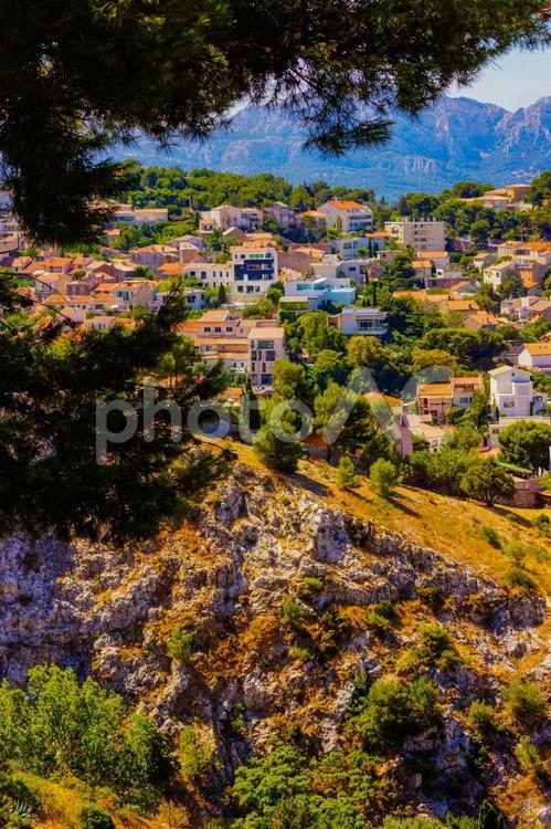 マルセイユ街並みの景観（フランス） 崖,住宅地,マルセイユの写真素材