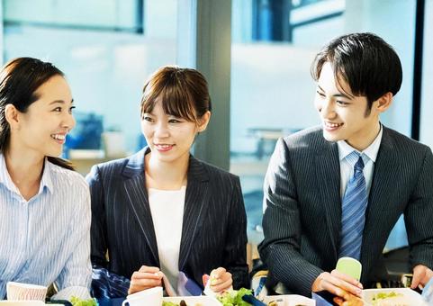 昼休みに談笑する若い社員 昼休みに談笑する若い社員の写真