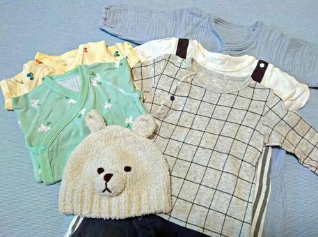 小さな子供服と、クマの帽子 2 小さな子供服と、クマの帽子 2 子供服,ベビー服,洗濯物の写真素材