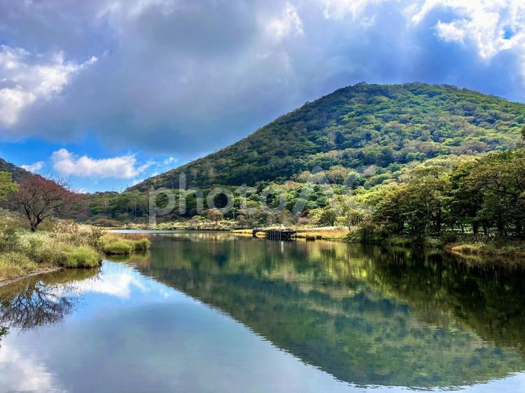 覚満淵の湖畔から 赤城山,覚満淵,赤城大沼の写真素材