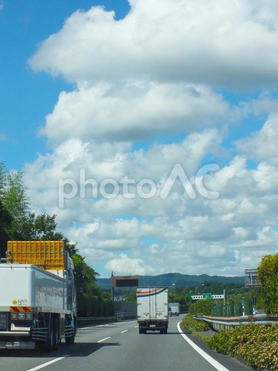 雲の階段、段々と、夏の高速道路 トラック,雲,夏の写真素材