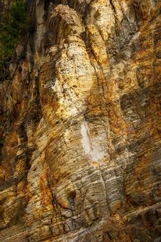 歴史を感じる何層にもかさなった地層の岩 自然,岩,風景の写真素材