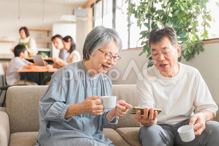 スマホを見る高齢者夫婦（三世代家族） 高齢者,スマホ,シニアの写真素材