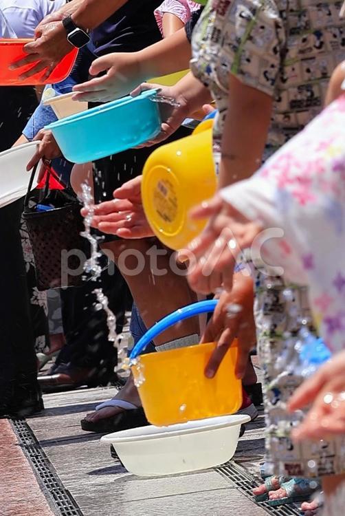 ７月下旬のサンポート高松の打ち水大作戦 打ち水,手,水の写真素材
