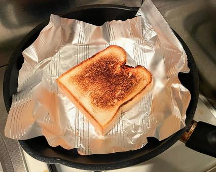 フライパンで焼いた食パン_711F 食パン,トースト,焼くの写真素材