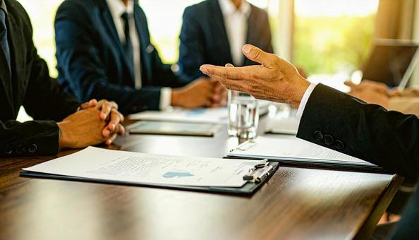 身振り手振りで意見を発表するビジネスマン 身振り手振りで意見を発表するビジネスマンの写真