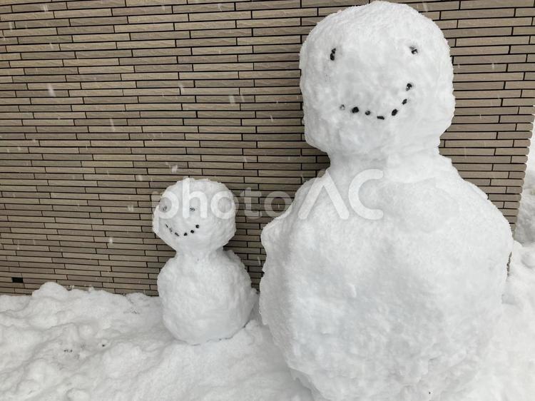 雪だるまの親子 雪だるま,雪,雪遊びの写真素材