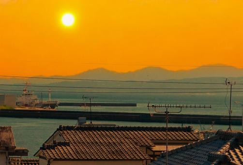 漁村の夕焼け(秋) 漁村の夕焼け(秋) 漁村,夕日,夕焼けの写真素材