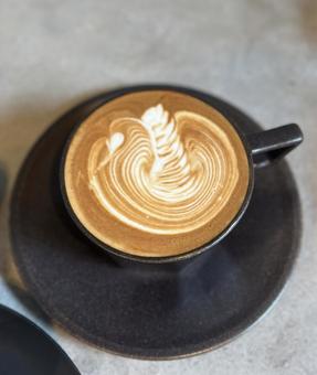 ハートのラテアートが美しいカフェラテ ハートのラテアートが美しいカフェラテの写真