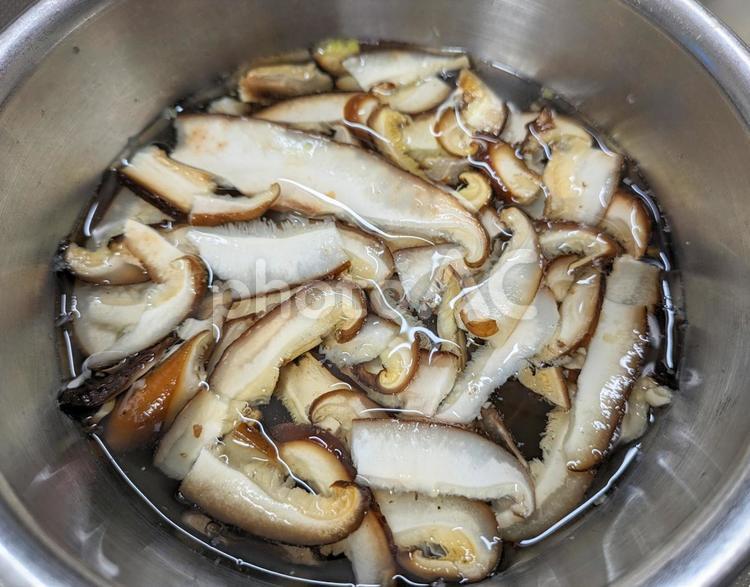 シイタケを水で戻したもの 厚揚げ,煮物,健康食材の写真素材