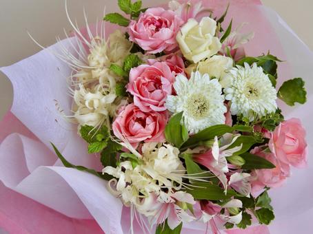 コーラルピンクのバラとガーベラの花束 バラ,花束,ガーベラの写真素材