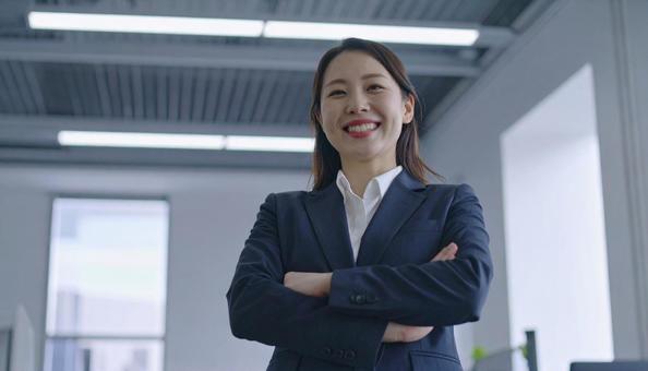 腕組みをして自信に満ちたビジネスウーマン 腕組みをして自信に満ちたビジネスウーマンの写真