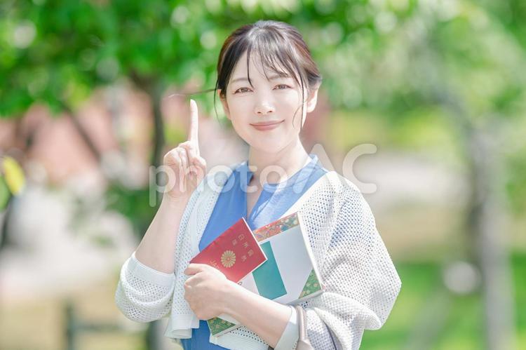 指差す綺麗な女性 女性,若い女性,私服の写真素材