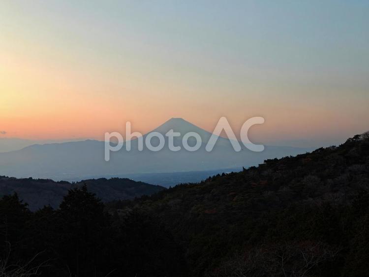 夕暮れに浮かぶ富士山 富士山,夕焼け,夕景の写真素材