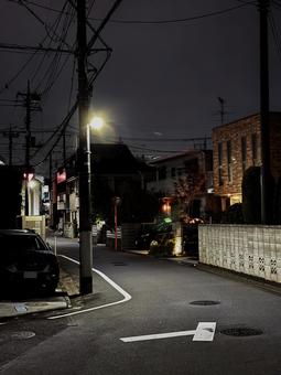 夜の住宅街 夜道,街灯,深夜の写真素材