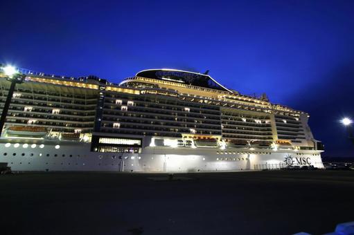 函館港に停泊する大型客船 函館港,大型客船,停泊の写真素材