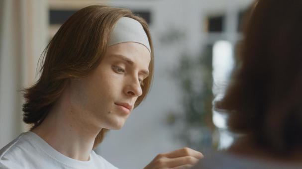 ヘアバンドをした男性が鏡に映っている 男性,外国人,欧米人の写真素材