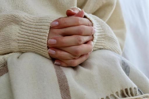 手を重ねた女性 寒い,温める,女性の写真素材