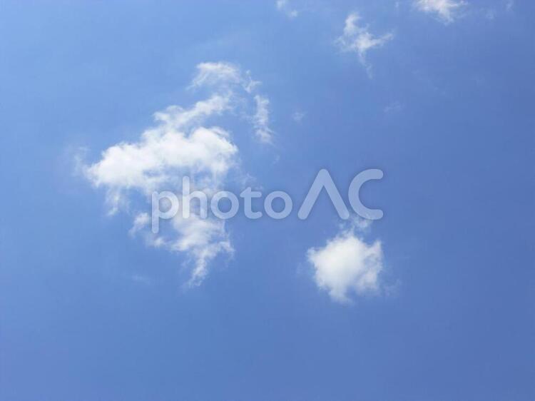初夏の青空と雲3 青空,晴天,雲の写真素材