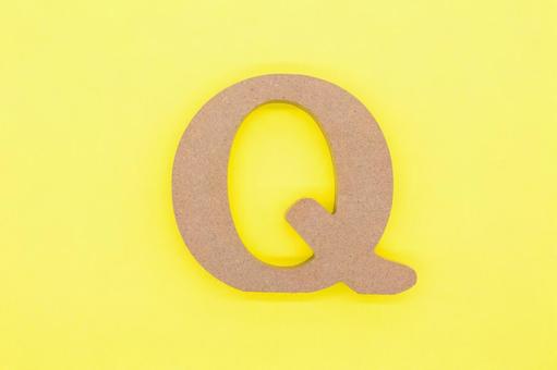 黄色背景にqの文字 黄色背景にqの文字 疑問,英語,テキストの写真素材