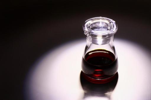 輝く醤油差し 醬油差し,醤油,調味料入れの写真素材