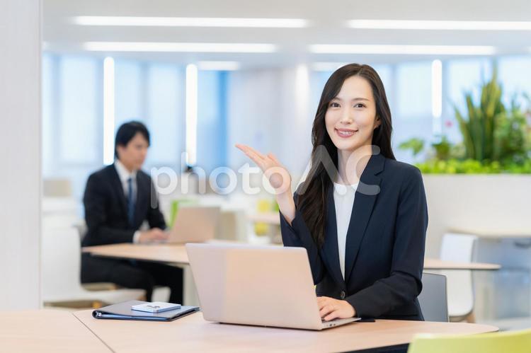 オフィスで働くビジネスウーマン ビジネス,オフィス,女性の写真素材