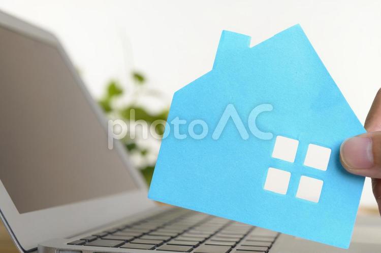 ノートパソコンと住宅模型 パソコン,ノートパソコン,インターネットの写真素材